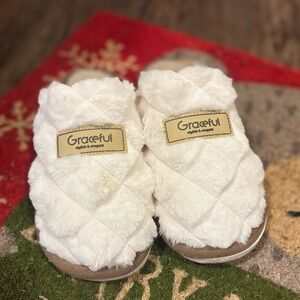 Graceful White Furry Women’s Slippers